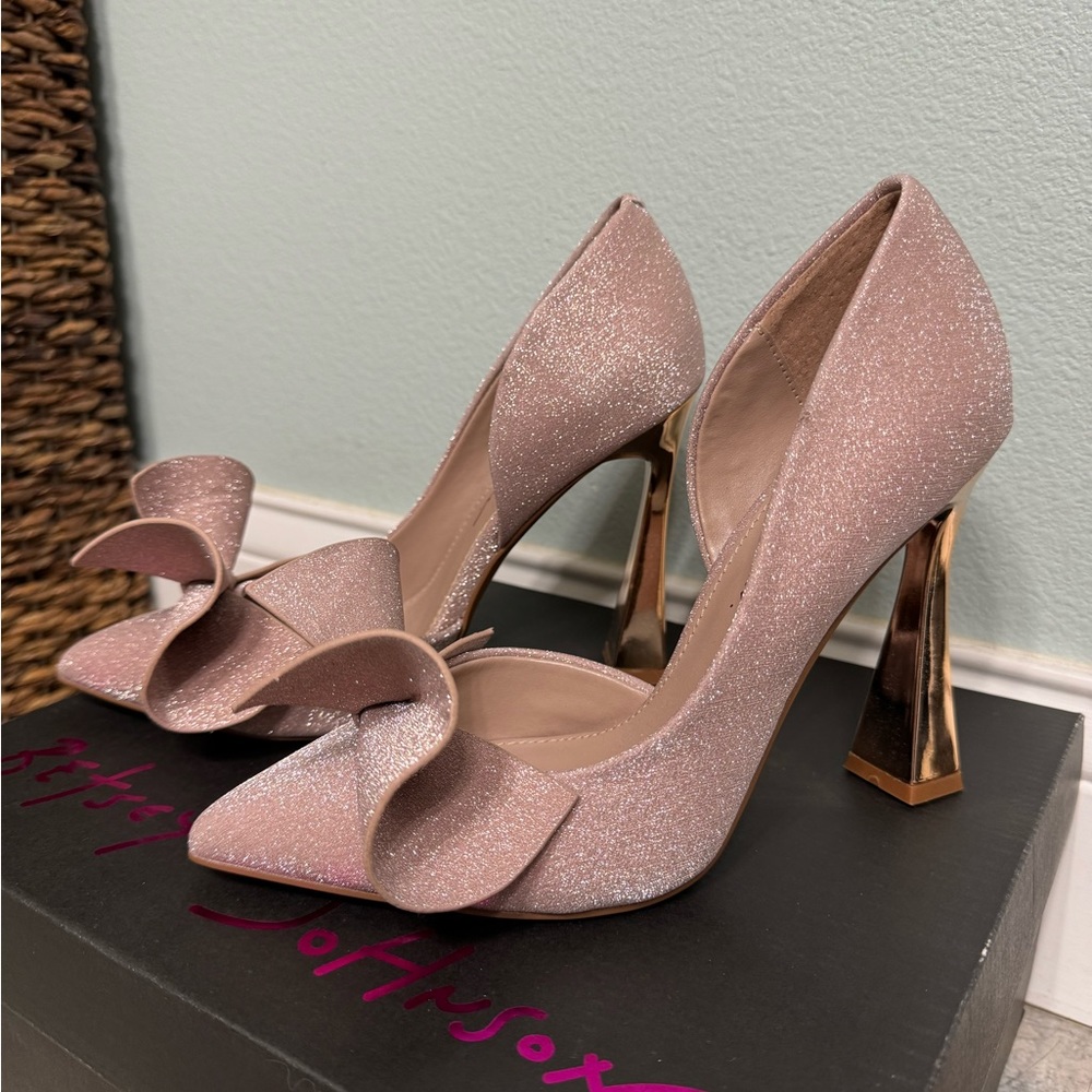 Betsy Johnson Nobble Bow Sparkle Pointed Toe Pumps in Champange